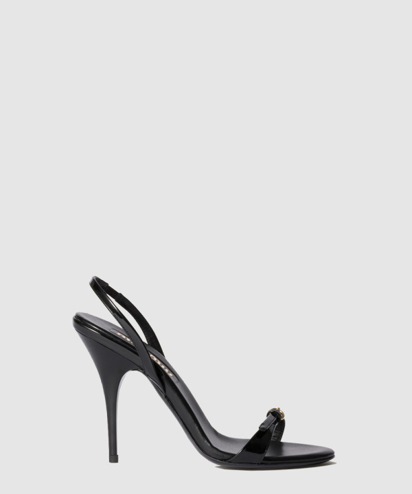 미우미우 에나멜 가죽 샌들 5X343E