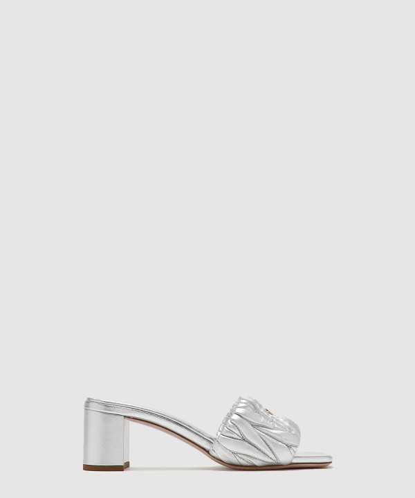 미우미우 마틀라세 나파 가죽 슬라이드 5XX657