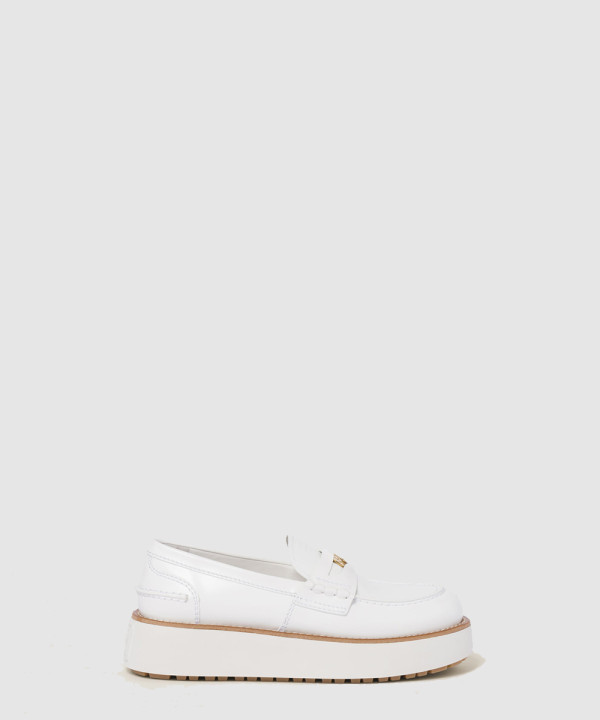 미우미우 브러쉬드 가죽 로퍼 5D175E