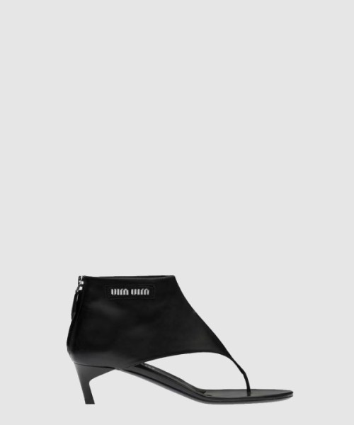 미우미우 페이턴트 가죽 통 샌들 5TK059