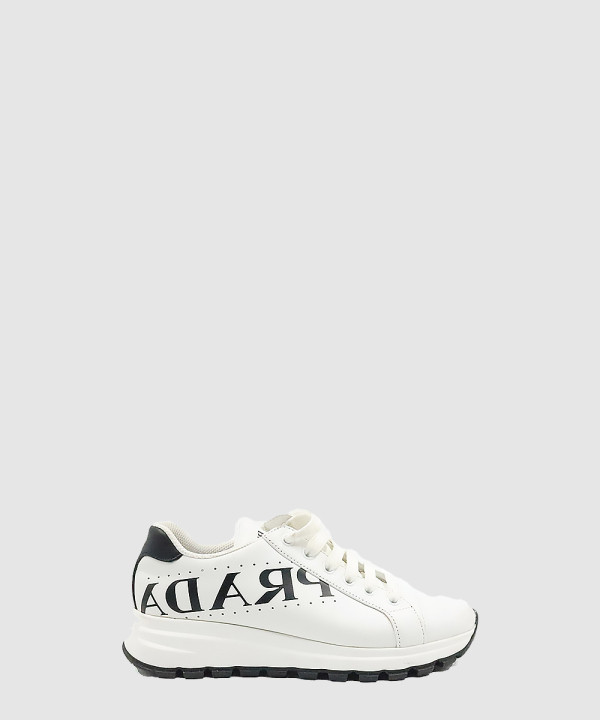 프라다 로고 펀칭 스니커즈 1E597M