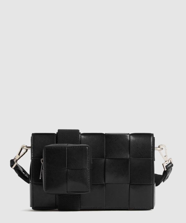 보테가베네타 다양하게 활용할 수 있는 스트랩을 갖춘 카세트 741777