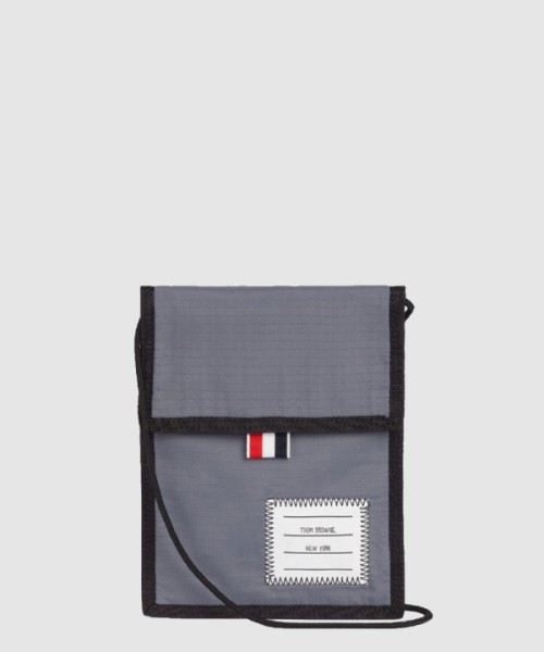 톰브라운 드로우코드 넥 파우치 MAC107