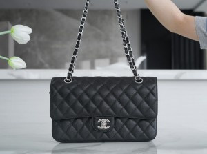 샤넬 클래식 미듐 블랙 은장 캐비어