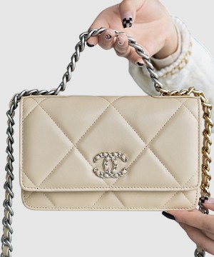 샤넬 19 WOC 턴락 램스킨 베이지 은장