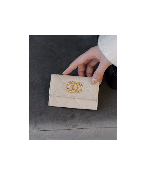 샤넬 19 플랩 카드지갑 램스킨 금장 베이지 AP1790