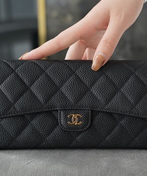 샤넬 똑딱이 장지갑 캐비어 금장 AP0241