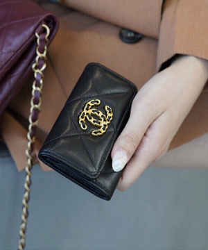 샤넬 19 플랩 카드지갑 램스킨 금장 블랙 AP1790