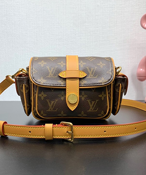 루이비통 카고 웨어러블 월릿 M14742