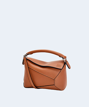 로에베 클래식 카프스킨 미니 퍼즐 백 브라운