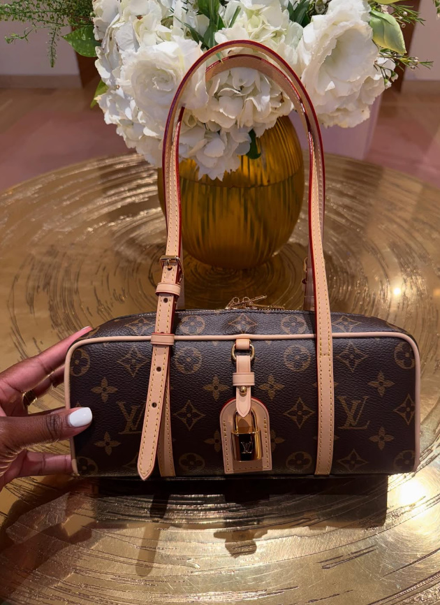 루이비통 행 온 (Hang On) 26 x 11.5 x 6.5 cm