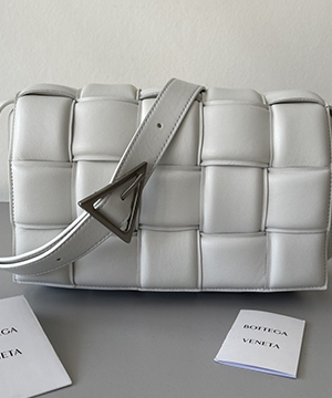 보테가베네타 토프 패디드 카세트백