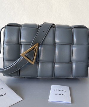 보테가베네타 토프 패디드 카세트백