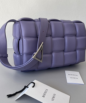 보테가베네타 토프 패디드 카세트백