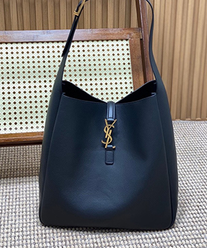 생로랑 LE5A7 호보백