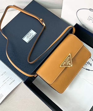 프라다 사피아노 트라이앵글 로고 1BD386