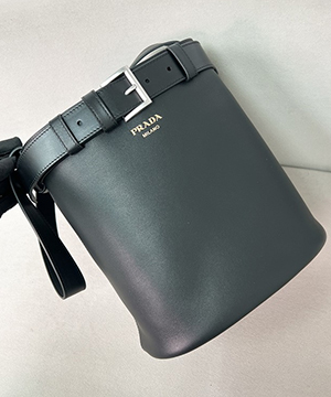 프라다 25ss 버클 숄더 백 1BE085