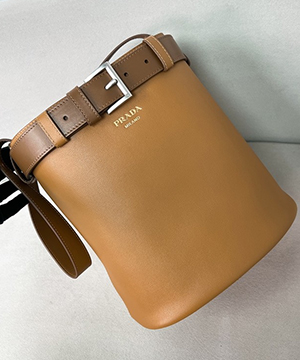 프라다 25ss 버클 숄더 백 1BE085