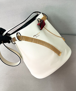 프라다 25ss 버클 숄더 백 1BE085