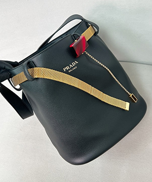 프라다 25ss 버클 숄더 백 1BE085