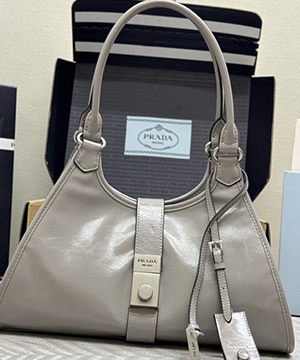 프라다 라지 레더 토트 백 1BG570