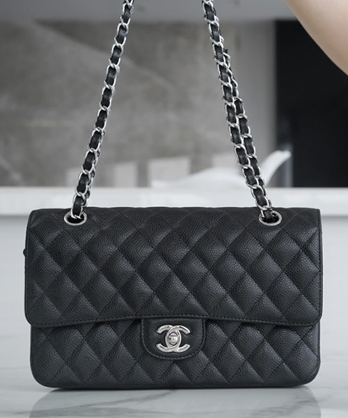샤넬 클래식 미듐 블랙 은장 캐비어
