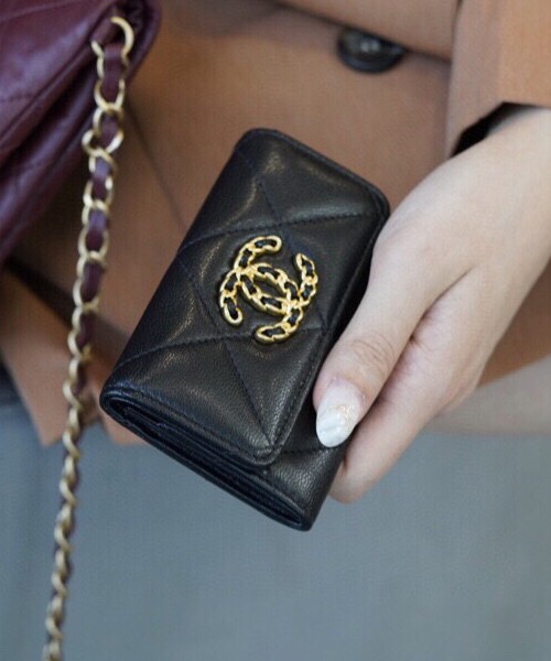 샤넬 19 플랩 카드지갑 램스킨 금장 블랙 AP1790