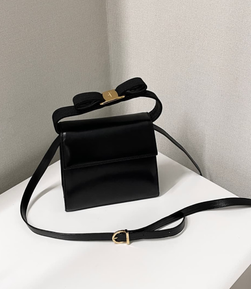 페라가모 리본 바라 토트,크로스백 블랙 사이즈: 가로 16.5 × 세로 15 × 폭 7 (cm)