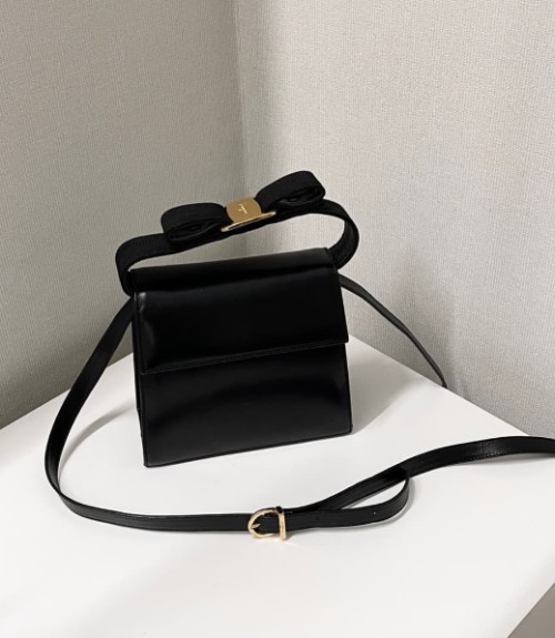 페라가모 리본 바라 토트,크로스백 블랙 사이즈: 가로 16.5 × 세로 15 × 폭 7 (cm)