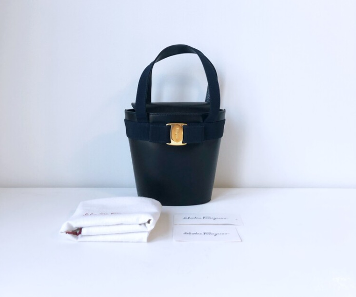 페레가모 가방 Size(cm) - W13.5(밑면)/19(윗면) * H18 * D8 / Handle 35.5 (조절 불가능)