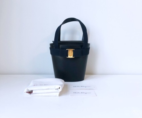 페레가모 가방 Size(cm) - W13.5(밑면)/19(윗면) * H18 * D8 / Handle 35.5 (조절 불가능)