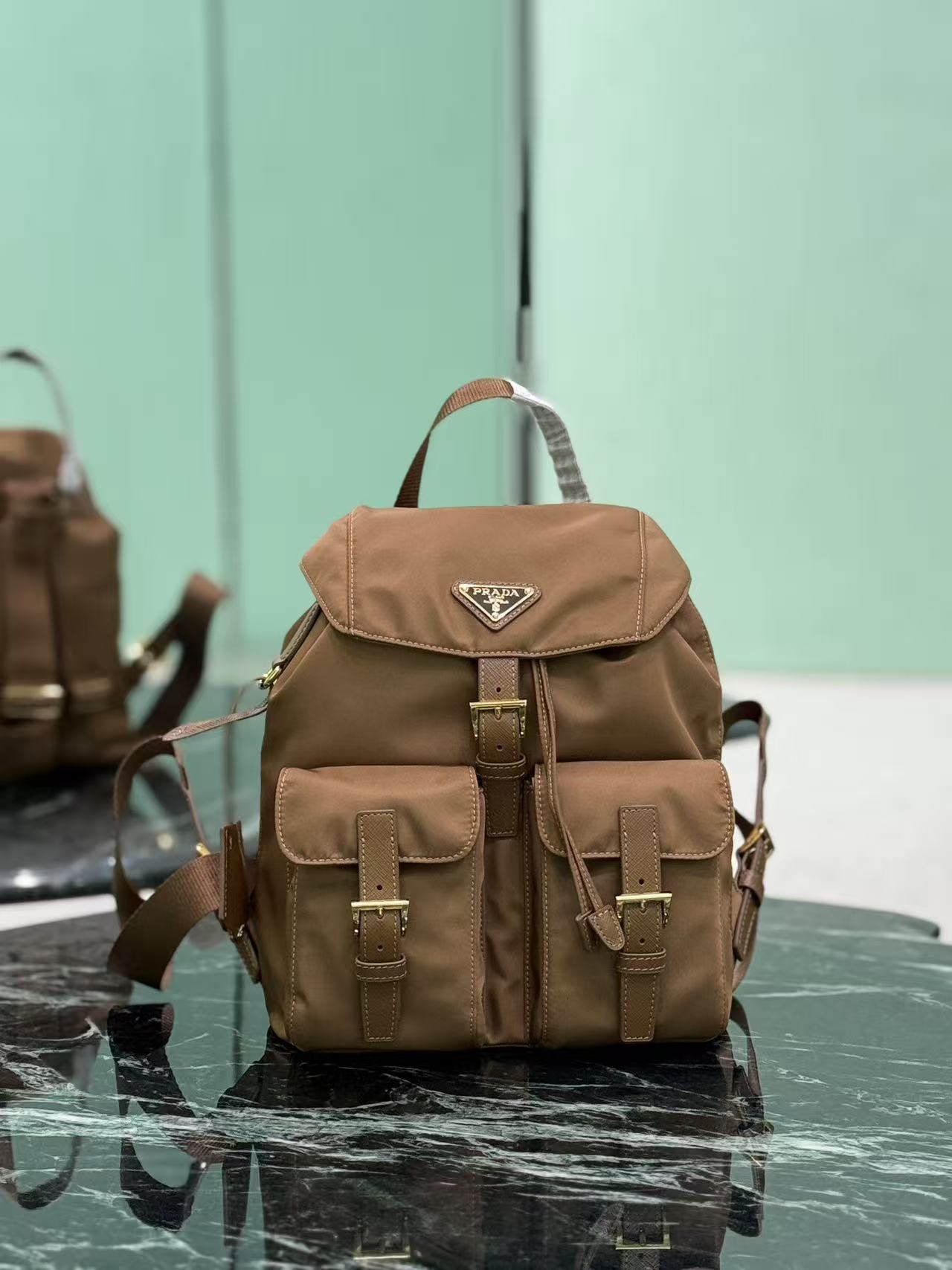 프라다 리에디션 1978 스몰 리나일론 백팩 높이: 28cm 폭: 23.5cm 길이: 12cm