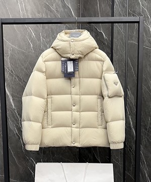 프라다 트라이앵글 오버 다운 패딩