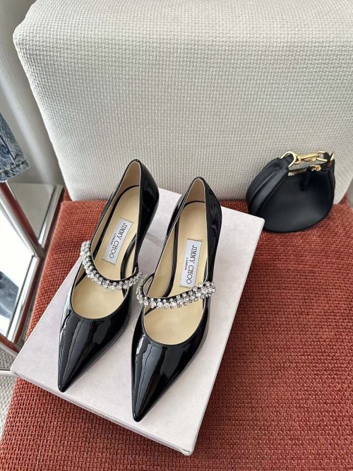 지미추 크리스털 디테일 블랙 페이턴트 가죽 펌프스