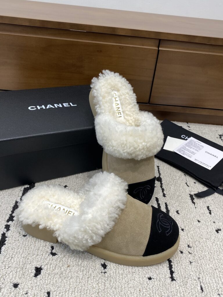 샤넬 시어링 스웨이드 뮬 블로퍼 G45939