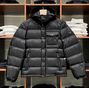 프라다 남성 삼각로고 포켓 구스다운 후드 패딩