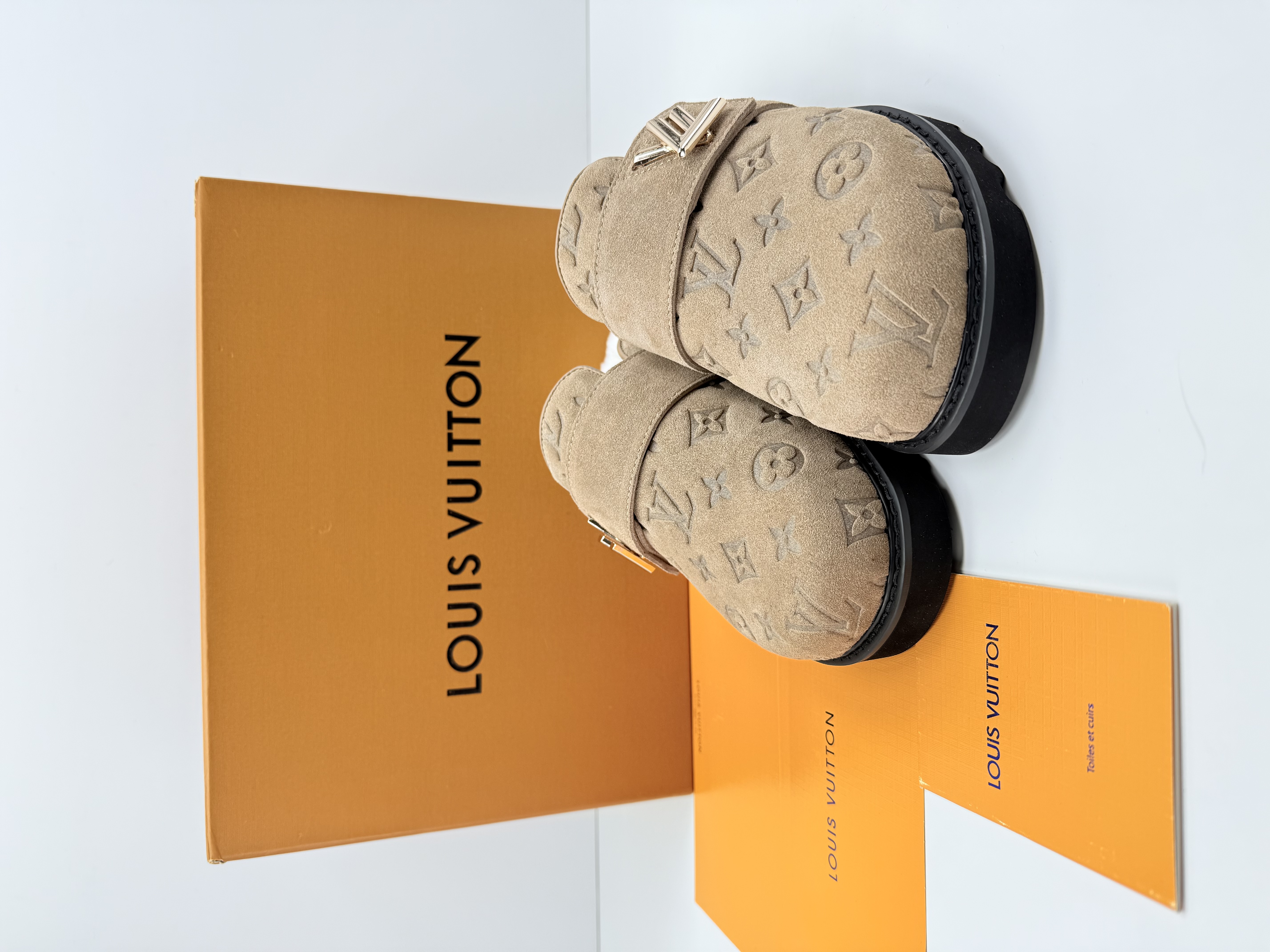 루이비통 LV 코지 플랫 컴포트 클로즈드 뮬