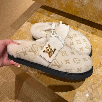 LV 코지 플랫 컴포트 클로즈드 뮬 화이트