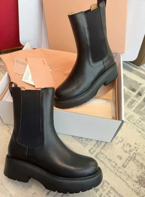 미우미우(Miu Miu) 여성 블랙 브러시드 로이스 첼시 레더 부츠