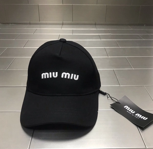 미우미우 MIUMIU 볼캡 블랙