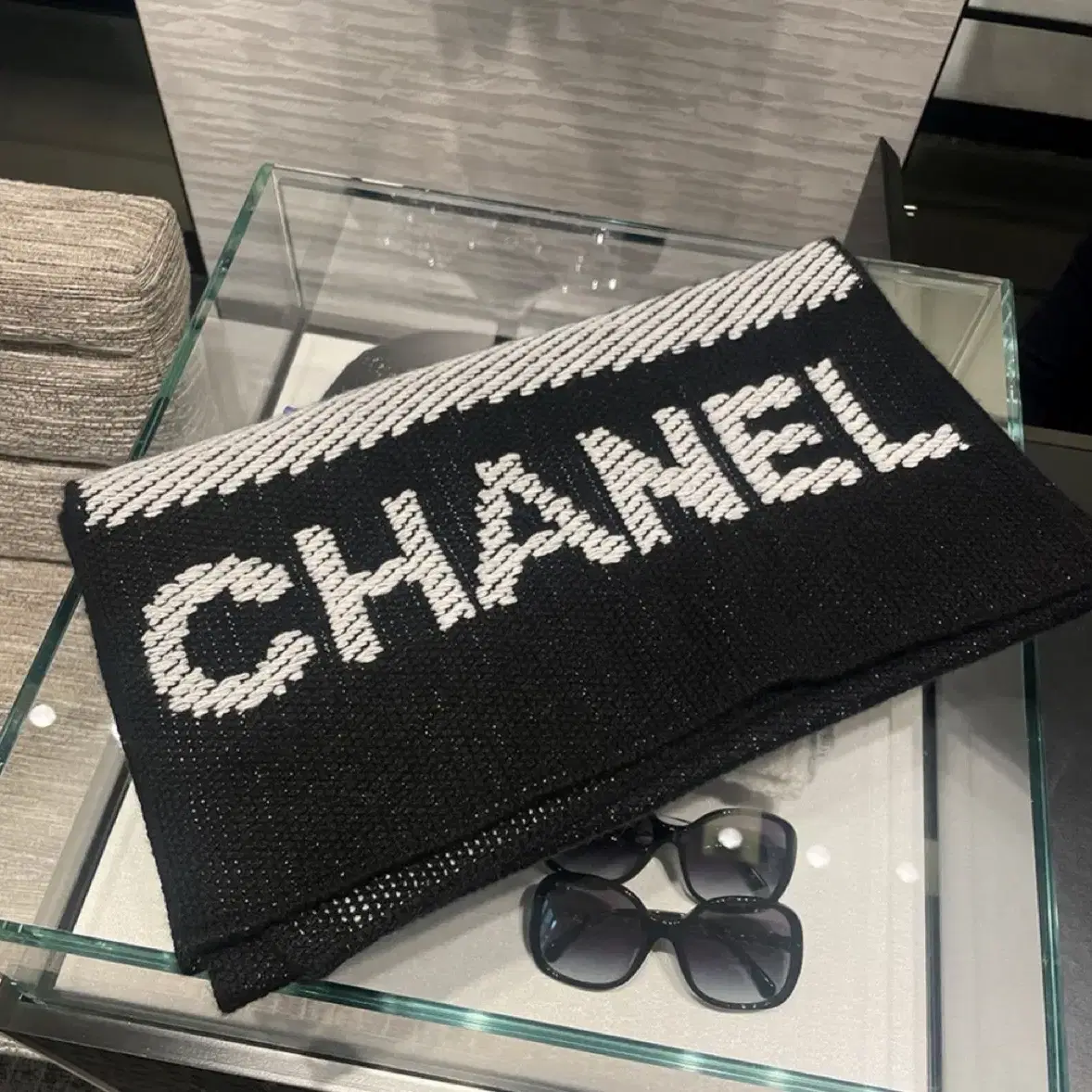 샤넬 이니셜 로고가 있는 블랙 캐시미어 머플러