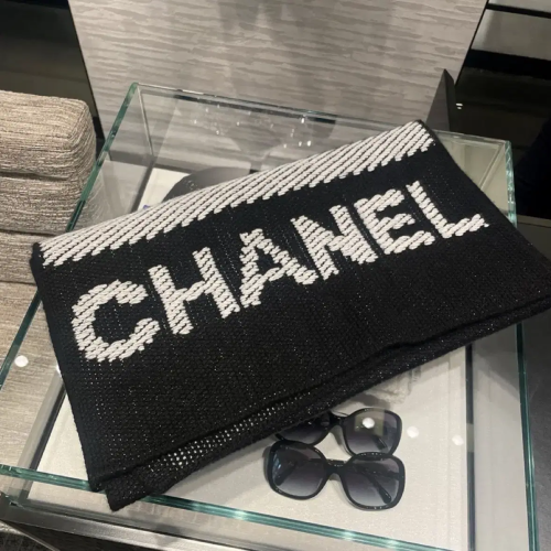 샤넬 이니셜 로고가 있는 블랙 캐시미어 머플러