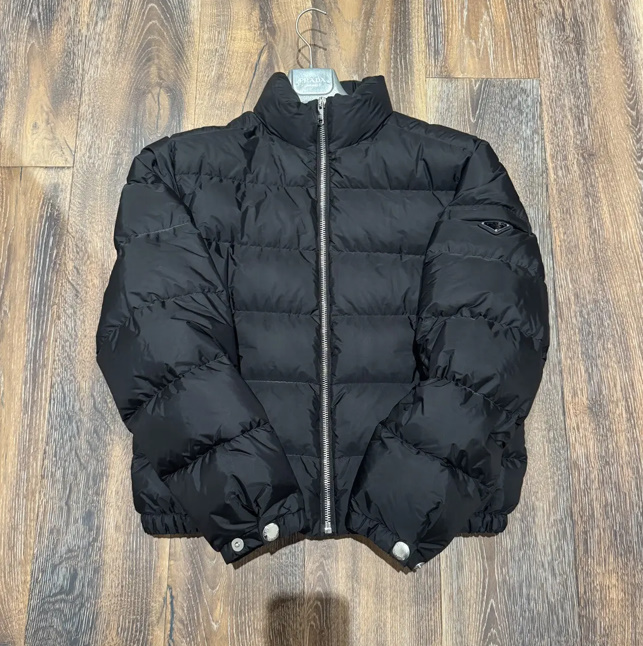 프라다 리나일론 숏 퍼퍼 자켓 블랙