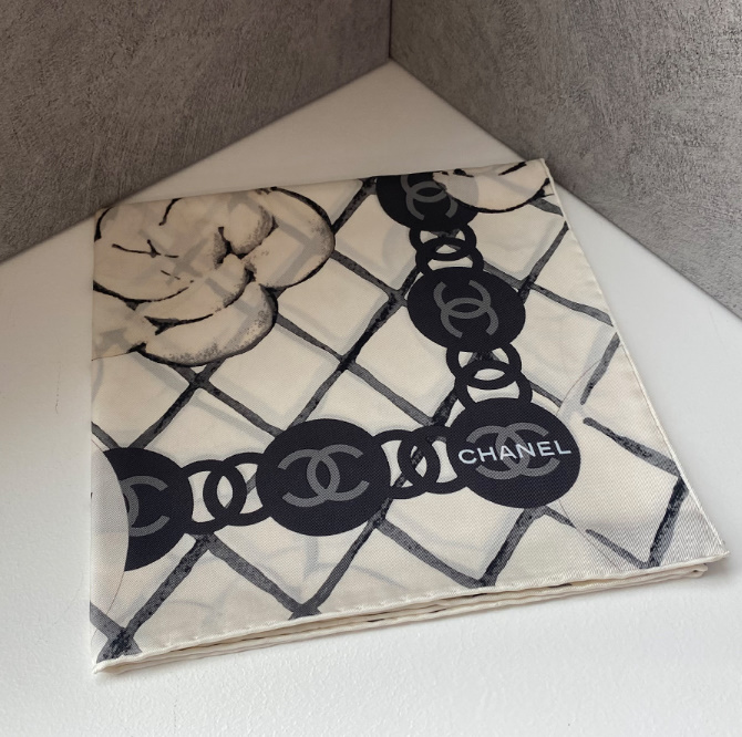 샤넬 실크 스퀘어 까멜리아 로고 트윌 스카프 A39577 아이보리 90X90CM