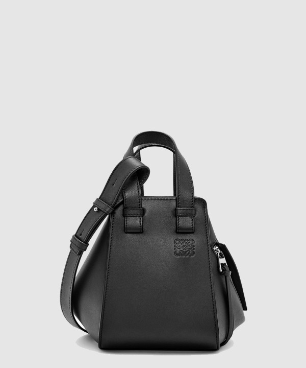 로에베 클래식 카프스킨 소재의 해먹 컴팩트 백