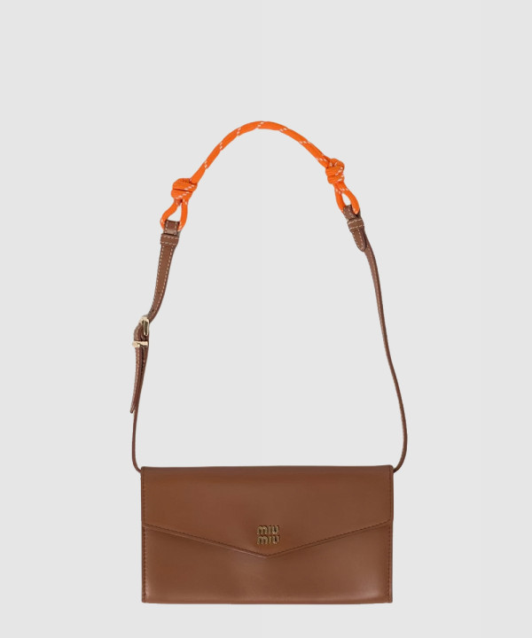 미우미우 편지봉투 겨드랑이 숄더백 5DN006