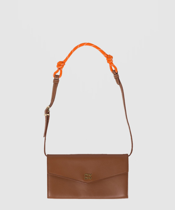 미우미우 가죽 및 코드 숄더 스트랩이 달린 가죽 지갑 5MT025