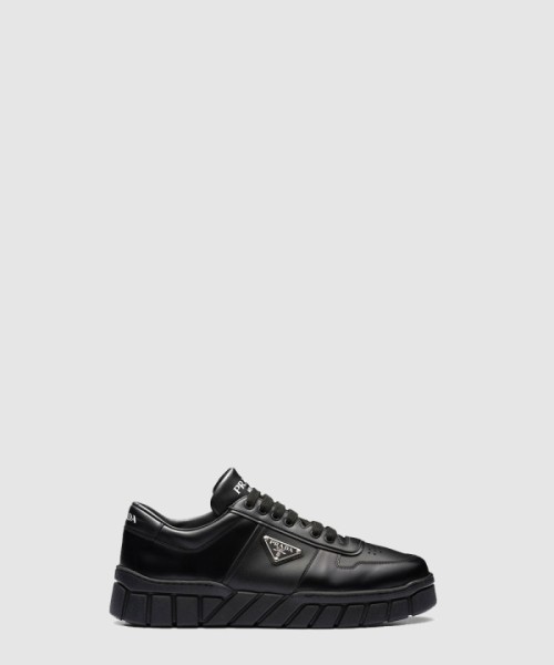 프라다 로고 장식 로우탑 스니커즈 1E136N