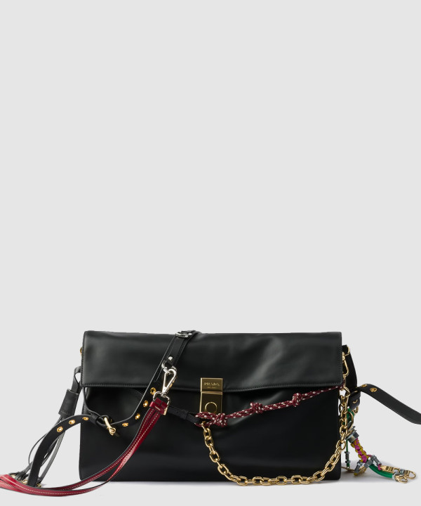 프라다 참이 달린 라지 프라다 소프트 사운드 가죽 숄더백 1BD379