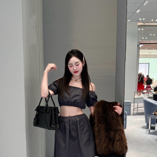[고퀄]미우미우 퍼프 크롭 오프숄더 반팔 티셔츠 스커트 셋업